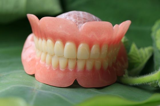 Dentadura completa acrílica removível curada quente do arco completo