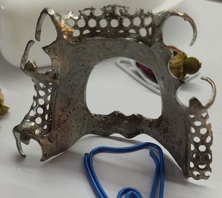 Estrutura parcial do metal da dentadura da liga do titânio do projeto do CAD