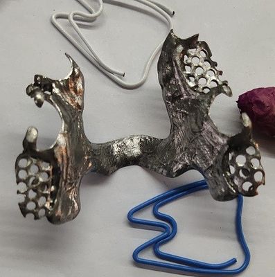 Estrutura parcial do metal da dentadura do arco mandibular de Casted