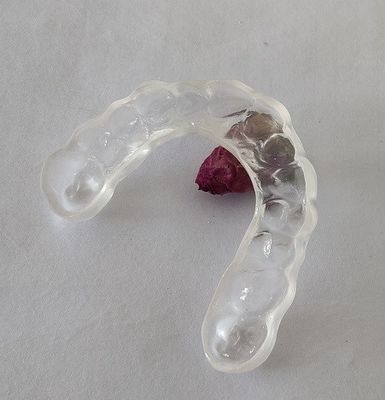 O Esthetics abaixa a parte de boca do arco para o aperto de dentes